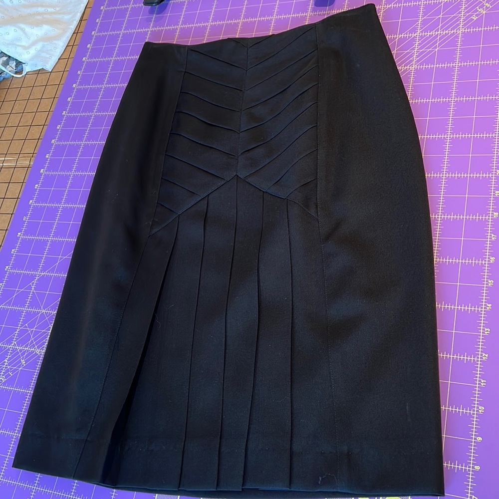 Vintage black pleated skirt in excellent condition